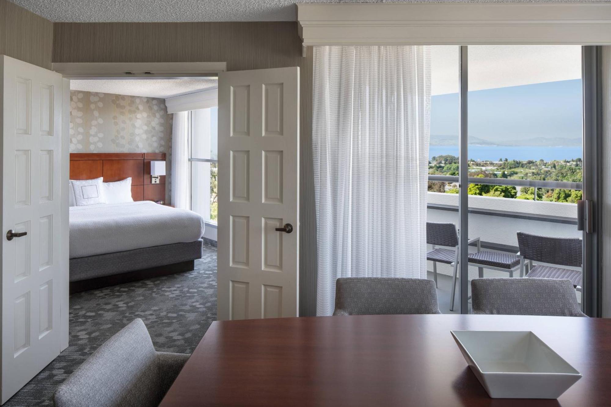 Courtyard By Marriott Richmond Berkeley Hotel Bagian luar foto