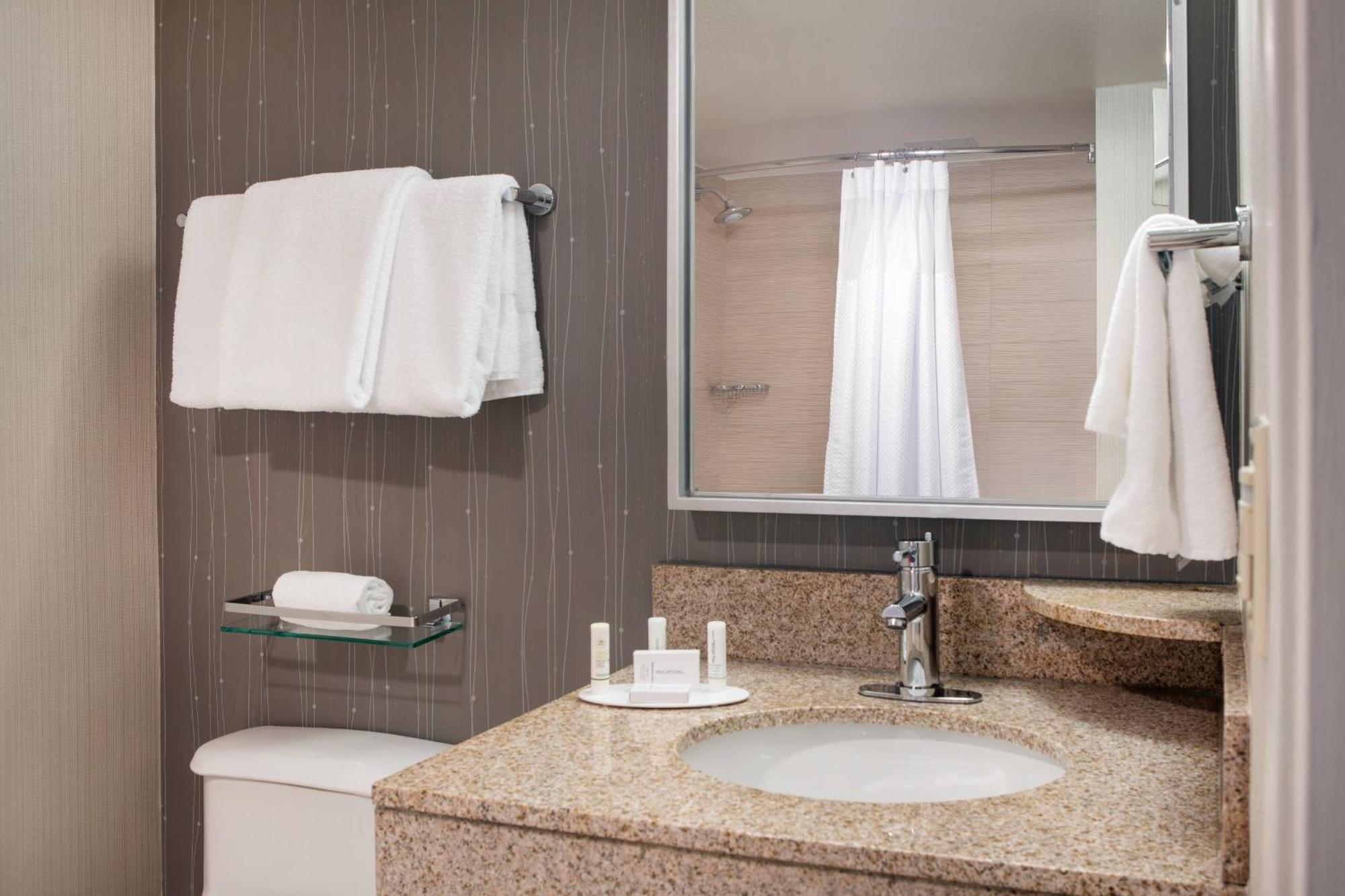 Courtyard By Marriott Richmond Berkeley Hotel Bagian luar foto