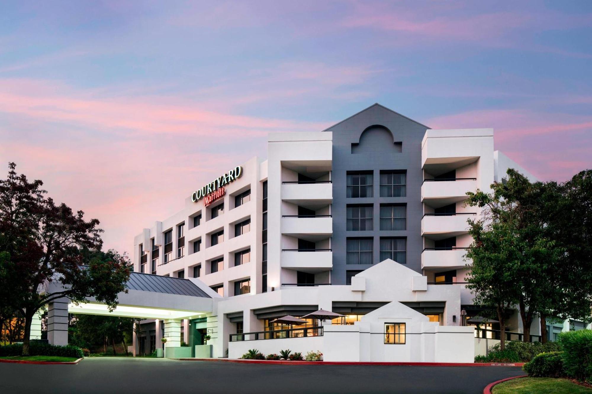 Courtyard By Marriott Richmond Berkeley Hotel Bagian luar foto