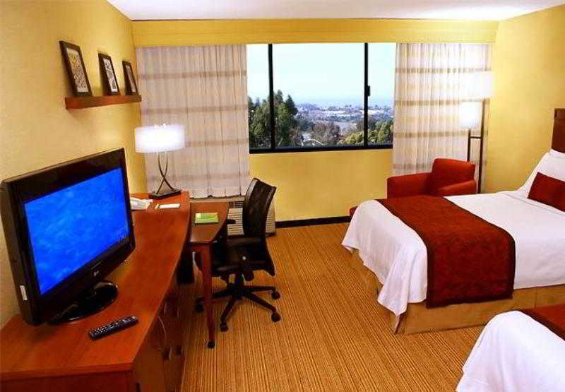 Courtyard By Marriott Richmond Berkeley Hotel Bagian luar foto